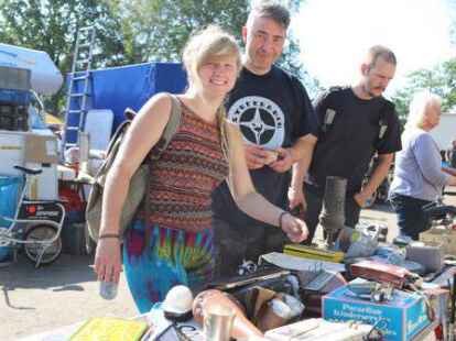 Der 38. Bockhorner Oldtimermarkt startete bei bestem Wetter auf dem gro&szlig;en Veranstaltungsgel&auml;nde an der Bundesstra&szlig;e 437 in Bockhorn mit Tausenden Fahrzeugen. Skurrile und elegante Autos, einzigartige Motorr&auml;der und Lastwagen-Unikate reihten sich aneinander. Viele Besucher str&ouml;mten schon am Freitagvormittag auf das Gel&auml;nde, bestaunten die seltenen historischen Fahrzeuge und st&ouml;berten auf dem gro&szlig;en Teilemarkt.