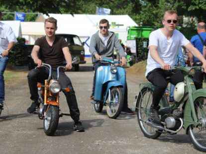 Der 38. Bockhorner Oldtimermarkt startete bei bestem Wetter auf dem gro&szlig;en Veranstaltungsgel&auml;nde an der Bundesstra&szlig;e 437 in Bockhorn mit Tausenden Fahrzeugen. Skurrile und elegante Autos, einzigartige Motorr&auml;der und Lastwagen-Unikate reihten sich aneinander. Viele Besucher str&ouml;mten schon am Freitagvormittag auf das Gel&auml;nde, bestaunten die seltenen historischen Fahrzeuge und st&ouml;berten auf dem gro&szlig;en Teilemarkt.