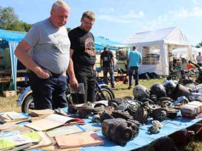 Der 38. Bockhorner Oldtimermarkt startete bei bestem Wetter auf dem gro&szlig;en Veranstaltungsgel&auml;nde an der Bundesstra&szlig;e 437 in Bockhorn mit Tausenden Fahrzeugen. Skurrile und elegante Autos, einzigartige Motorr&auml;der und Lastwagen-Unikate reihten sich aneinander. Viele Besucher str&ouml;mten schon am Freitagvormittag auf das Gel&auml;nde, bestaunten die seltenen historischen Fahrzeuge und st&ouml;berten auf dem gro&szlig;en Teilemarkt.