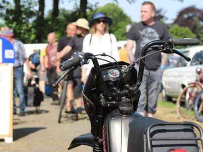 Der 38. Bockhorner Oldtimermarkt startete bei bestem Wetter auf dem gro&szlig;en Veranstaltungsgel&auml;nde an der Bundesstra&szlig;e 437 in Bockhorn mit Tausenden Fahrzeugen. Skurrile und elegante Autos, einzigartige Motorr&auml;der und Lastwagen-Unikate reihten sich aneinander. Viele Besucher str&ouml;mten schon am Freitagvormittag auf das Gel&auml;nde, bestaunten die seltenen historischen Fahrzeuge und st&ouml;berten auf dem gro&szlig;en Teilemarkt.