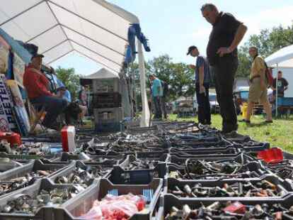 Der 38. Bockhorner Oldtimermarkt startete bei bestem Wetter auf dem gro&szlig;en Veranstaltungsgel&auml;nde an der Bundesstra&szlig;e 437 in Bockhorn mit Tausenden Fahrzeugen. Skurrile und elegante Autos, einzigartige Motorr&auml;der und Lastwagen-Unikate reihten sich aneinander. Viele Besucher str&ouml;mten schon am Freitagvormittag auf das Gel&auml;nde, bestaunten die seltenen historischen Fahrzeuge und st&ouml;berten auf dem gro&szlig;en Teilemarkt.