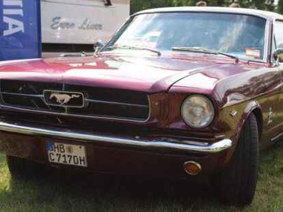 Der 38. Bockhorner Oldtimermarkt startete bei bestem Wetter auf dem gro&szlig;en Veranstaltungsgel&auml;nde an der Bundesstra&szlig;e 437 in Bockhorn mit Tausenden Fahrzeugen. Skurrile und elegante Autos, einzigartige Motorr&auml;der und Lastwagen-Unikate reihten sich aneinander. Viele Besucher str&ouml;mten schon am Freitagvormittag auf das Gel&auml;nde, bestaunten die seltenen historischen Fahrzeuge und st&ouml;berten auf dem gro&szlig;en Teilemarkt.