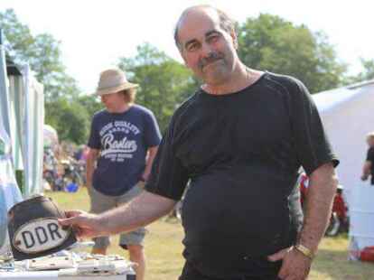 Der 38. Bockhorner Oldtimermarkt startete bei bestem Wetter auf dem gro&szlig;en Veranstaltungsgel&auml;nde an der Bundesstra&szlig;e 437 in Bockhorn mit Tausenden Fahrzeugen. Skurrile und elegante Autos, einzigartige Motorr&auml;der und Lastwagen-Unikate reihten sich aneinander. Viele Besucher str&ouml;mten schon am Freitagvormittag auf das Gel&auml;nde, bestaunten die seltenen historischen Fahrzeuge und st&ouml;berten auf dem gro&szlig;en Teilemarkt.
