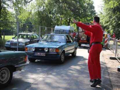 Der 38. Bockhorner Oldtimermarkt startete bei bestem Wetter auf dem gro&szlig;en Veranstaltungsgel&auml;nde an der Bundesstra&szlig;e 437 in Bockhorn mit Tausenden Fahrzeugen. Skurrile und elegante Autos, einzigartige Motorr&auml;der und Lastwagen-Unikate reihten sich aneinander. Viele Besucher str&ouml;mten schon am Freitagvormittag auf das Gel&auml;nde, bestaunten die seltenen historischen Fahrzeuge und st&ouml;berten auf dem gro&szlig;en Teilemarkt.