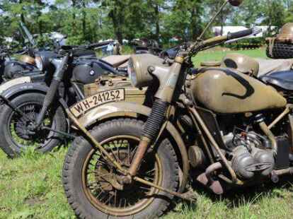 Der 38. Bockhorner Oldtimermarkt startete bei bestem Wetter auf dem gro&szlig;en Veranstaltungsgel&auml;nde an der Bundesstra&szlig;e 437 in Bockhorn mit Tausenden Fahrzeugen. Skurrile und elegante Autos, einzigartige Motorr&auml;der und Lastwagen-Unikate reihten sich aneinander. Viele Besucher str&ouml;mten schon am Freitagvormittag auf das Gel&auml;nde, bestaunten die seltenen historischen Fahrzeuge und st&ouml;berten auf dem gro&szlig;en Teilemarkt.