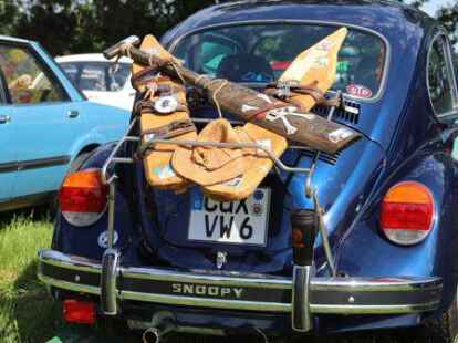 Der 38. Bockhorner Oldtimermarkt startete bei bestem Wetter auf dem gro&szlig;en Veranstaltungsgel&auml;nde an der Bundesstra&szlig;e 437 in Bockhorn mit Tausenden Fahrzeugen. Skurrile und elegante Autos, einzigartige Motorr&auml;der und Lastwagen-Unikate reihten sich aneinander. Viele Besucher str&ouml;mten schon am Freitagvormittag auf das Gel&auml;nde, bestaunten die seltenen historischen Fahrzeuge und st&ouml;berten auf dem gro&szlig;en Teilemarkt.