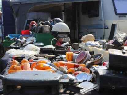 Der 38. Bockhorner Oldtimermarkt startete bei bestem Wetter auf dem gro&szlig;en Veranstaltungsgel&auml;nde an der Bundesstra&szlig;e 437 in Bockhorn mit Tausenden Fahrzeugen. Skurrile und elegante Autos, einzigartige Motorr&auml;der und Lastwagen-Unikate reihten sich aneinander. Viele Besucher str&ouml;mten schon am Freitagvormittag auf das Gel&auml;nde, bestaunten die seltenen historischen Fahrzeuge und st&ouml;berten auf dem gro&szlig;en Teilemarkt.