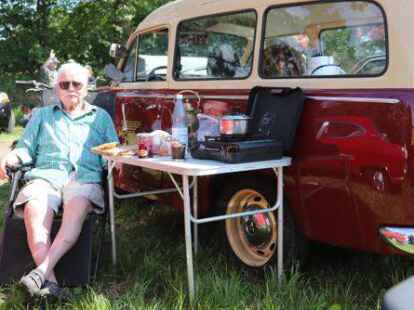 Der 38. Bockhorner Oldtimermarkt startete bei bestem Wetter auf dem gro&szlig;en Veranstaltungsgel&auml;nde an der Bundesstra&szlig;e 437 in Bockhorn mit Tausenden Fahrzeugen. Skurrile und elegante Autos, einzigartige Motorr&auml;der und Lastwagen-Unikate reihten sich aneinander. Viele Besucher str&ouml;mten schon am Freitagvormittag auf das Gel&auml;nde, bestaunten die seltenen historischen Fahrzeuge und st&ouml;berten auf dem gro&szlig;en Teilemarkt.