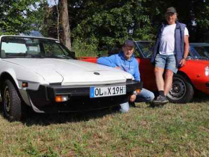 Der 38. Bockhorner Oldtimermarkt startete bei bestem Wetter auf dem gro&szlig;en Veranstaltungsgel&auml;nde an der Bundesstra&szlig;e 437 in Bockhorn mit Tausenden Fahrzeugen. Skurrile und elegante Autos, einzigartige Motorr&auml;der und Lastwagen-Unikate reihten sich aneinander. Viele Besucher str&ouml;mten schon am Freitagvormittag auf das Gel&auml;nde, bestaunten die seltenen historischen Fahrzeuge und st&ouml;berten auf dem gro&szlig;en Teilemarkt.