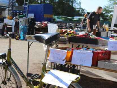 Der 38. Bockhorner Oldtimermarkt startete bei bestem Wetter auf dem gro&szlig;en Veranstaltungsgel&auml;nde an der Bundesstra&szlig;e 437 in Bockhorn mit Tausenden Fahrzeugen. Skurrile und elegante Autos, einzigartige Motorr&auml;der und Lastwagen-Unikate reihten sich aneinander. Viele Besucher str&ouml;mten schon am Freitagvormittag auf das Gel&auml;nde, bestaunten die seltenen historischen Fahrzeuge und st&ouml;berten auf dem gro&szlig;en Teilemarkt.