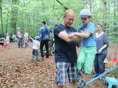Ein vielf&auml;ltiges Angebot an Informationen, Aktionen und Mitmachstationen lockte am Sonntag Hunderte Ausfl&uuml;gler zum Hasbruchtag 2019 in den Wald.