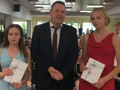 Anzhela Pik (von links) wurde mit der Durchschnittsnote 1,07 Jahrgangsbeste und wurde daf&uuml;r von Schulleiter Rasmus Braun geehrt, Vanessa H&ouml;rig erreichte dir Note 1,15 und erhielt ebenfalls eine besondere Ehrung.