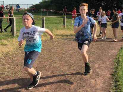 Rund 500 Sch&uuml;lerinnen und Sch&uuml;ler der Integrierten Gesamtschule Zetel sind beim Sponsorenlauf im Zeteler Esch-Stadion an den Start gegangen. F&uuml;r jede Runde bekamen die Teilnehmer eine bestimmte Summe, die sie zuvor mit einem Sponsor aus ihrem Freundes- und Bekanntenkreis vereinbart haben. Das Geld ist f&uuml;r Pr&auml;ventionsprojekte an der Schule und die Abschlussfeiern bestimmt.