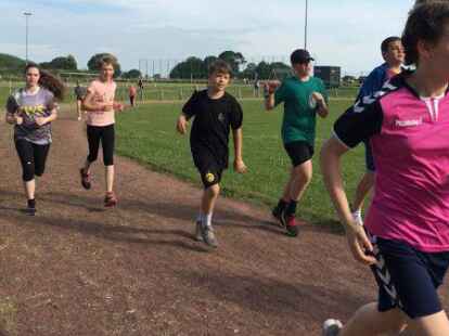 Rund 500 Sch&uuml;lerinnen und Sch&uuml;ler der Integrierten Gesamtschule Zetel sind beim Sponsorenlauf im Zeteler Esch-Stadion an den Start gegangen. F&uuml;r jede Runde bekamen die Teilnehmer eine bestimmte Summe, die sie zuvor mit einem Sponsor aus ihrem Freundes- und Bekanntenkreis vereinbart haben. Das Geld ist f&uuml;r Pr&auml;ventionsprojekte an der Schule und die Abschlussfeiern bestimmt.