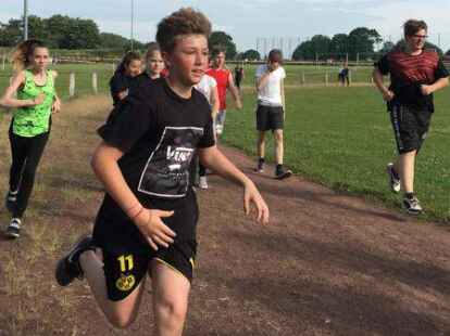 Rund 500 Sch&uuml;lerinnen und Sch&uuml;ler der Integrierten Gesamtschule Zetel sind beim Sponsorenlauf im Zeteler Esch-Stadion an den Start gegangen. F&uuml;r jede Runde bekamen die Teilnehmer eine bestimmte Summe, die sie zuvor mit einem Sponsor aus ihrem Freundes- und Bekanntenkreis vereinbart haben. Das Geld ist f&uuml;r Pr&auml;ventionsprojekte an der Schule und die Abschlussfeiern bestimmt.