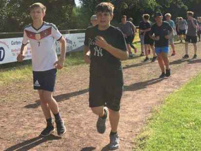 Rund 500 Sch&uuml;lerinnen und Sch&uuml;ler der Integrierten Gesamtschule Zetel sind beim Sponsorenlauf im Zeteler Esch-Stadion an den Start gegangen. F&uuml;r jede Runde bekamen die Teilnehmer eine bestimmte Summe, die sie zuvor mit einem Sponsor aus ihrem Freundes- und Bekanntenkreis vereinbart haben. Das Geld ist f&uuml;r Pr&auml;ventionsprojekte an der Schule und die Abschlussfeiern bestimmt.