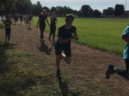 Rund 500 Sch&uuml;lerinnen und Sch&uuml;ler der Integrierten Gesamtschule Zetel sind beim Sponsorenlauf im Zeteler Esch-Stadion an den Start gegangen. F&uuml;r jede Runde bekamen die Teilnehmer eine bestimmte Summe, die sie zuvor mit einem Sponsor aus ihrem Freundes- und Bekanntenkreis vereinbart haben. Das Geld ist f&uuml;r Pr&auml;ventionsprojekte an der Schule und die Abschlussfeiern bestimmt.