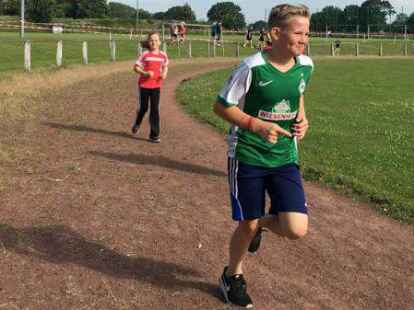Rund 500 Sch&uuml;lerinnen und Sch&uuml;ler der Integrierten Gesamtschule Zetel sind beim Sponsorenlauf im Zeteler Esch-Stadion an den Start gegangen. F&uuml;r jede Runde bekamen die Teilnehmer eine bestimmte Summe, die sie zuvor mit einem Sponsor aus ihrem Freundes- und Bekanntenkreis vereinbart haben. Das Geld ist f&uuml;r Pr&auml;ventionsprojekte an der Schule und die Abschlussfeiern bestimmt.