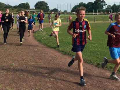Rund 500 Sch&uuml;lerinnen und Sch&uuml;ler der Integrierten Gesamtschule Zetel sind beim Sponsorenlauf im Zeteler Esch-Stadion an den Start gegangen. F&uuml;r jede Runde bekamen die Teilnehmer eine bestimmte Summe, die sie zuvor mit einem Sponsor aus ihrem Freundes- und Bekanntenkreis vereinbart haben. Das Geld ist f&uuml;r Pr&auml;ventionsprojekte an der Schule und die Abschlussfeiern bestimmt.
