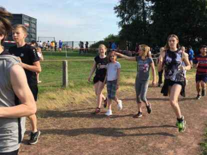Rund 500 Sch&uuml;lerinnen und Sch&uuml;ler der Integrierten Gesamtschule Zetel sind beim Sponsorenlauf im Zeteler Esch-Stadion an den Start gegangen. F&uuml;r jede Runde bekamen die Teilnehmer eine bestimmte Summe, die sie zuvor mit einem Sponsor aus ihrem Freundes- und Bekanntenkreis vereinbart haben. Das Geld ist f&uuml;r Pr&auml;ventionsprojekte an der Schule und die Abschlussfeiern bestimmt.