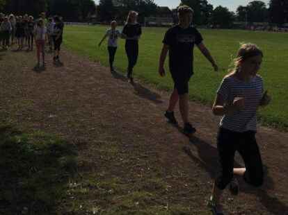 Rund 500 Sch&uuml;lerinnen und Sch&uuml;ler der Integrierten Gesamtschule Zetel sind beim Sponsorenlauf im Zeteler Esch-Stadion an den Start gegangen. F&uuml;r jede Runde bekamen die Teilnehmer eine bestimmte Summe, die sie zuvor mit einem Sponsor aus ihrem Freundes- und Bekanntenkreis vereinbart haben. Das Geld ist f&uuml;r Pr&auml;ventionsprojekte an der Schule und die Abschlussfeiern bestimmt.