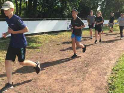 Rund 500 Sch&uuml;lerinnen und Sch&uuml;ler der Integrierten Gesamtschule Zetel sind beim Sponsorenlauf im Zeteler Esch-Stadion an den Start gegangen. F&uuml;r jede Runde bekamen die Teilnehmer eine bestimmte Summe, die sie zuvor mit einem Sponsor aus ihrem Freundes- und Bekanntenkreis vereinbart haben. Das Geld ist f&uuml;r Pr&auml;ventionsprojekte an der Schule und die Abschlussfeiern bestimmt.