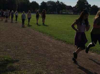 Rund 500 Sch&uuml;lerinnen und Sch&uuml;ler der Integrierten Gesamtschule Zetel sind beim Sponsorenlauf im Zeteler Esch-Stadion an den Start gegangen. F&uuml;r jede Runde bekamen die Teilnehmer eine bestimmte Summe, die sie zuvor mit einem Sponsor aus ihrem Freundes- und Bekanntenkreis vereinbart haben. Das Geld ist f&uuml;r Pr&auml;ventionsprojekte an der Schule und die Abschlussfeiern bestimmt.