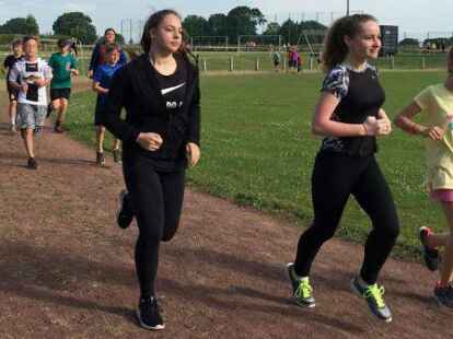 Rund 500 Sch&uuml;lerinnen und Sch&uuml;ler der Integrierten Gesamtschule Zetel sind beim Sponsorenlauf im Zeteler Esch-Stadion an den Start gegangen. F&uuml;r jede Runde bekamen die Teilnehmer eine bestimmte Summe, die sie zuvor mit einem Sponsor aus ihrem Freundes- und Bekanntenkreis vereinbart haben. Das Geld ist f&uuml;r Pr&auml;ventionsprojekte an der Schule und die Abschlussfeiern bestimmt.