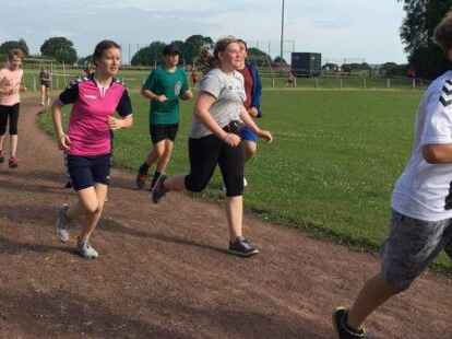 Rund 500 Sch&uuml;lerinnen und Sch&uuml;ler der Integrierten Gesamtschule Zetel sind beim Sponsorenlauf im Zeteler Esch-Stadion an den Start gegangen. F&uuml;r jede Runde bekamen die Teilnehmer eine bestimmte Summe, die sie zuvor mit einem Sponsor aus ihrem Freundes- und Bekanntenkreis vereinbart haben. Das Geld ist f&uuml;r Pr&auml;ventionsprojekte an der Schule und die Abschlussfeiern bestimmt.