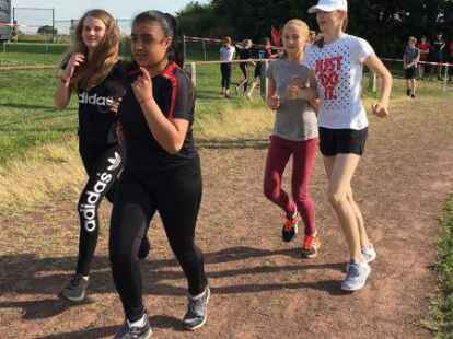 Rund 500 Sch&uuml;lerinnen und Sch&uuml;ler der Integrierten Gesamtschule Zetel sind beim Sponsorenlauf im Zeteler Esch-Stadion an den Start gegangen. F&uuml;r jede Runde bekamen die Teilnehmer eine bestimmte Summe, die sie zuvor mit einem Sponsor aus ihrem Freundes- und Bekanntenkreis vereinbart haben. Das Geld ist f&uuml;r Pr&auml;ventionsprojekte an der Schule und die Abschlussfeiern bestimmt.