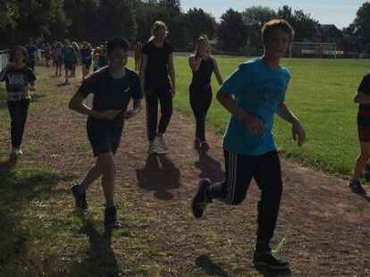 Rund 500 Sch&uuml;lerinnen und Sch&uuml;ler der Integrierten Gesamtschule Zetel sind beim Sponsorenlauf im Zeteler Esch-Stadion an den Start gegangen. F&uuml;r jede Runde bekamen die Teilnehmer eine bestimmte Summe, die sie zuvor mit einem Sponsor aus ihrem Freundes- und Bekanntenkreis vereinbart haben. Das Geld ist f&uuml;r Pr&auml;ventionsprojekte an der Schule und die Abschlussfeiern bestimmt.