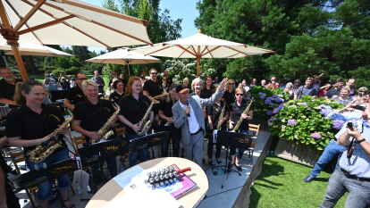 Rhodo-Taufe im Otto-Stil:  Otto Waalkes mit vielen begeisterten Zuschauern im Rhodo-Park  in Gristede.