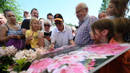 Rhodo-Taufe im Otto-Stil:  Otto Waalkes mit vielen begeisterten Zuschauern im Rhodo-Park  in Gristede.