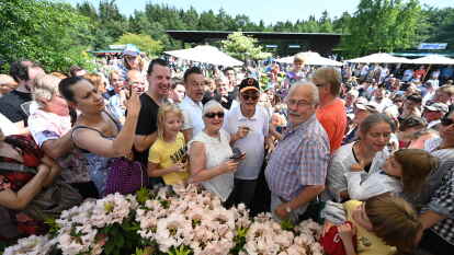 Rhodo-Taufe im Otto-Stil:  Otto Waalkes mit begeisterten Zuschauern im Rhodo-Park  in Gristede.