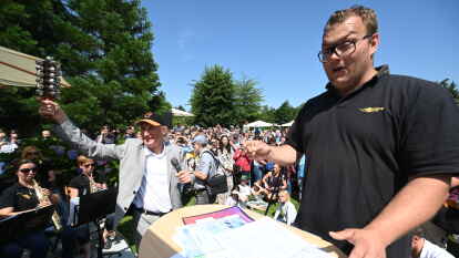 Rhodo-Taufe im Otto-Stil:  Otto Waalkes mit vielen begeisterten Zuschauern im Rhodo-Park  in Gristede.