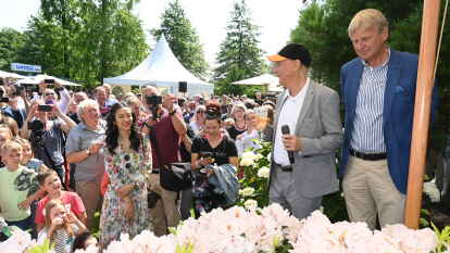 Rhodo-Taufe im Otto-Stil:  Otto Waalkes mit vielen begeisterten Zuschauern im Rhodo-Park  in Gristede.