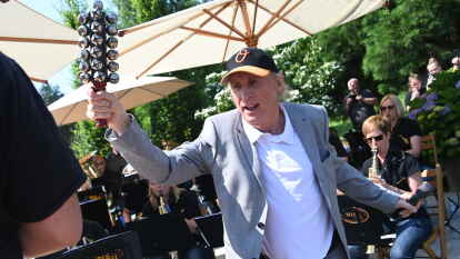 Rhodo-Taufe im Otto-Stil:  Otto Waalkes mit vielen begeisterten Zuschauern im Rhodo-Park  in Gristede.