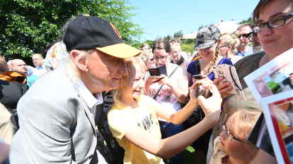 Rhodo-Taufe im Otto-Stil:  Otto Waalkes mit vielen begeisterten Zuschauern im Rhodo-Park  in Gristede.