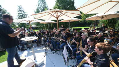 Rhodo-Taufe im Otto-Stil:  Otto Waalkes mit vielen begeisterten Zuschauern im Rhodo-Park  in Gristede.