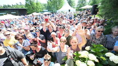 Rhodo-Taufe im Otto-Stil:  Otto Waalkes mit vielen begeisterten Zuschauern im Rhodo-Park  in Gristede.