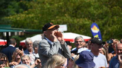 Rhodo-Taufe im Otto-Stil:  Otto Waalkes mit vielen begeisterten Zuschauern im Rhodo-Park  in Gristede.