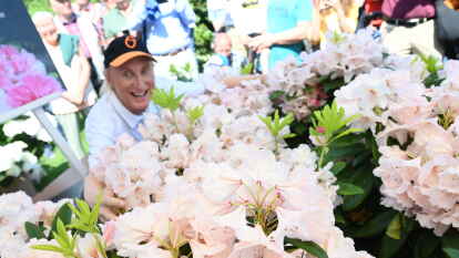 Rhodo-Taufe im Otto-Stil:  Otto Waalkes mitvielen begeisterten Zuschauern im Rhodo-Park  in Gristede.