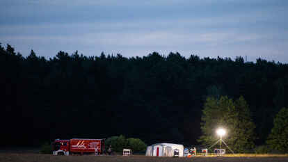 Auch eine Einheit f&uuml;r chemische, biologische, radiologische und nukleare Dekontamination steht in der N&auml;he einer Absturzstelle einsatzbereit.
