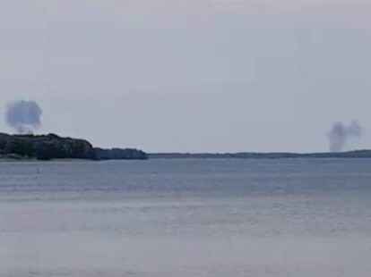 Zwei Rauchwolken steigen hinter dem n&ouml;rdlichen Fleesensee auf. Die Luftwaffe hat am Montag den Absturz von zwei Eurofightern in Mecklenburg-Vorpommern nach einem Zusammensto&szlig; in der Luft best&auml;tigt.