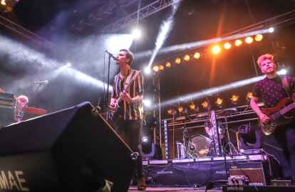 S&auml;nger Niklas Keiser mit seiner Band auf dem Festival Andy ist auf einem Tennisturnier Foto: Archiv