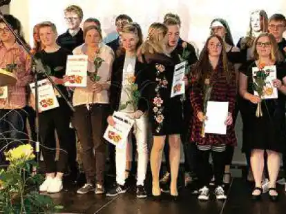 <p>Viele Blumen und Musik sorgten f&uuml;r einen feierlichen Rahmen der Abschlussfeier.</p>