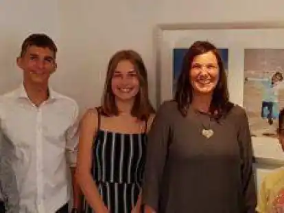 Stellen im Lokschuppen aus: Elena B&ouml;ckenholt (von links), Marie-Christine von Somnitz, Marten Tillmann, Helena Finke, Tina Piotrowski, Josephine LaCorte (auf dem Bild), Raghad Alhariri und  Sophia Wellhausen.