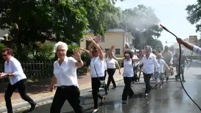 Eine unerwartete Abk&uuml;hlung: Apotheker Axel Schwirtz griff beherzt zum Schlauch und lie&szlig; &uuml;ber den Festzugteilnehmern auf der Parkstra&szlig;e in Hude eine willkommene Dusche herunterregnen.