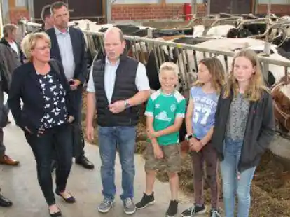 Hoff&uuml;hrung (v.li.): Dirk Vorlauf,  Barbara Otte-Kinast und Frank Emken mit Mika, Lara und Milena im Stall