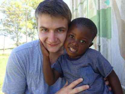 <p>Der Freund aus Deutschland: Der Wiefelsteder Steffen Ahting ist tief beeindruckt von der Fr&ouml;hlichkeit der Kinder.</p>